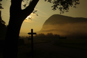 Nad vrcholem Studor nad Starou Fužinou si Slunce klestí cestu skrze mraky